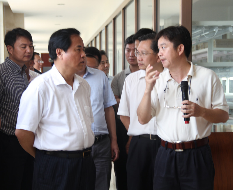 海南省省长刘赐贵调查波莲基因